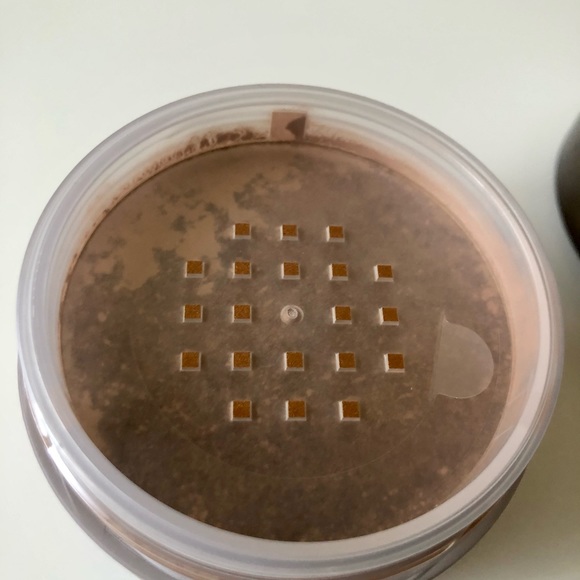 Laura Mercier Medium Deep Translucent Powder - Picture 6 of 7